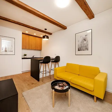 Lovely With Free Parking Space In The Charming Area Of Apartment *